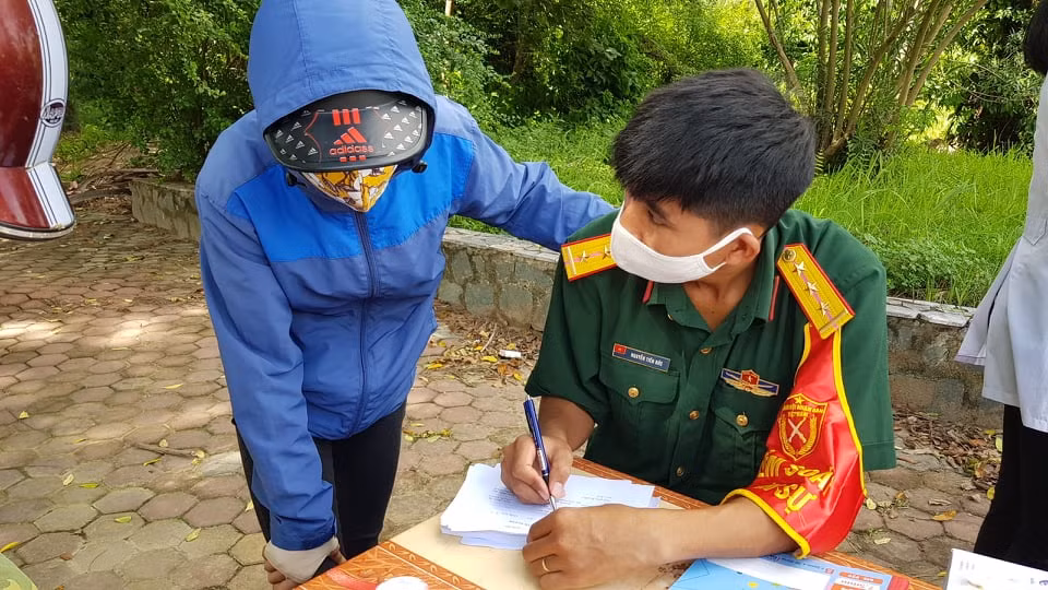 Và nêu rõ lý do vào thành phố.