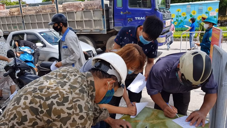 Người dân phải khai báo y tế.