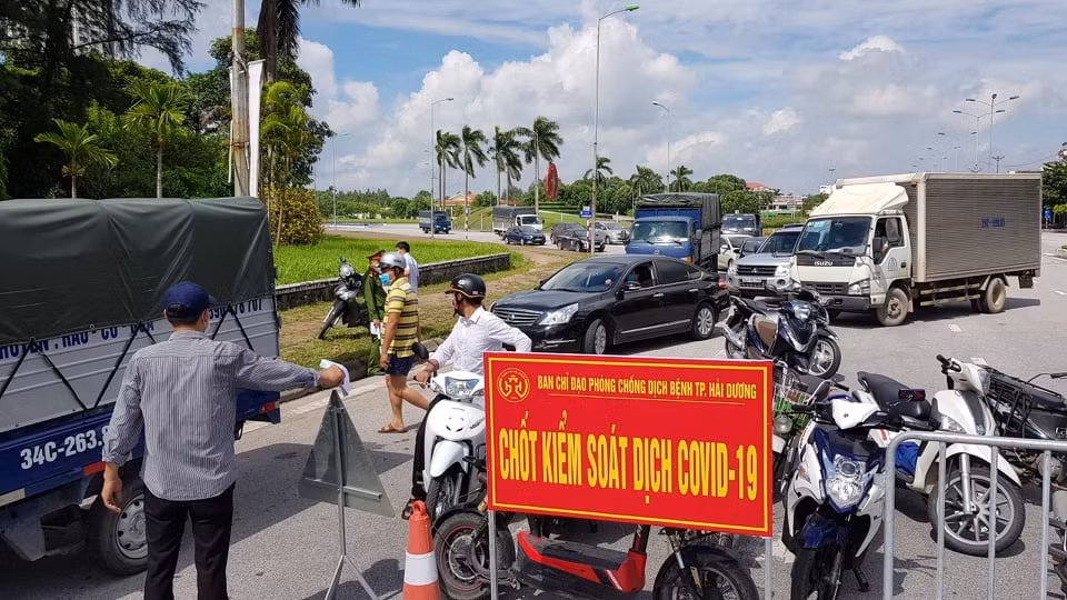 Nhiều phương tiện có nhu cầu vào thành phố, khiến lực lượng chức năng quá tải kiểm soát.