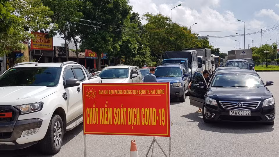 Hai Duong: Qua tai cac cua ngo thanh pho ngay dau nang cao muc do cach ly xa hoi-Hinh-2