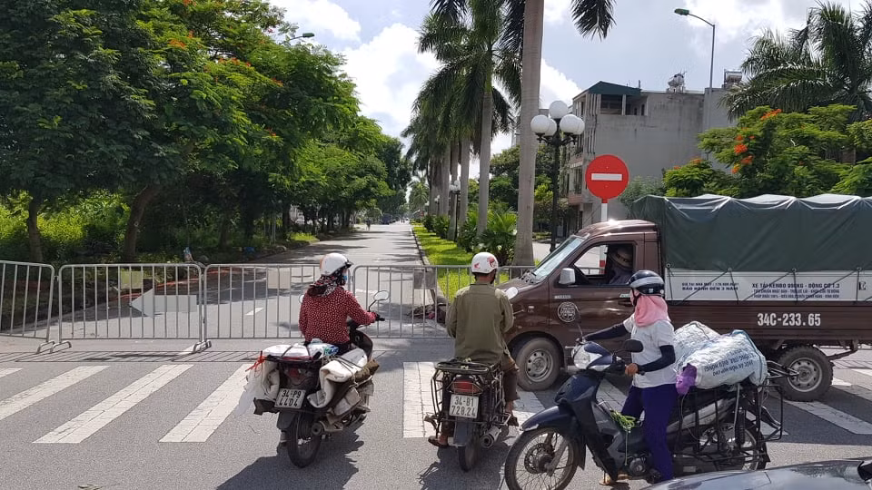 Nhiều tiểu thương phải đứng đợi và phải lựa chọn qua chốt để khai báo y tế.