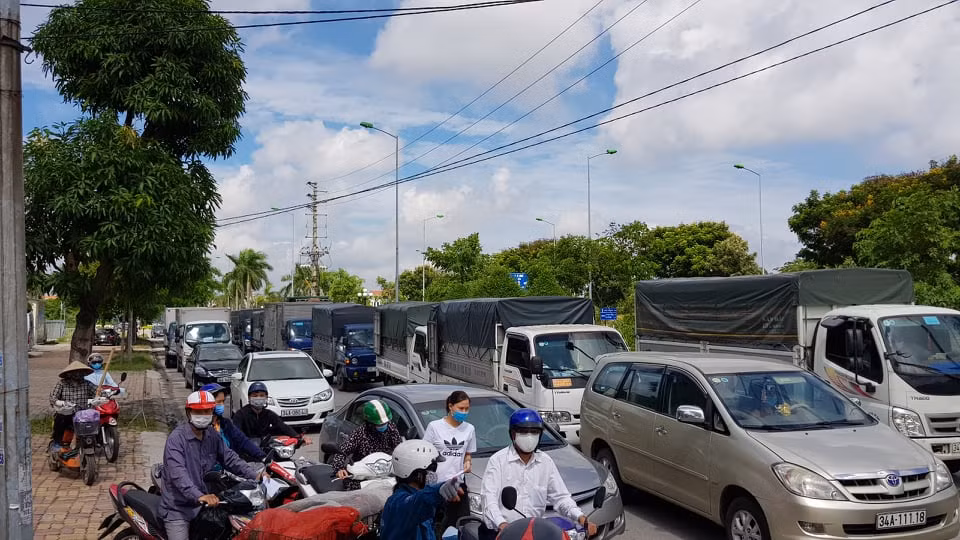 Ghi nhận của PV Kiến Thức, sáng 16/8, tại các chốt đầu ngõ ra vào thành phố, lực lượng chức năng thực hiện nghiêm việc ra vào thành phố.