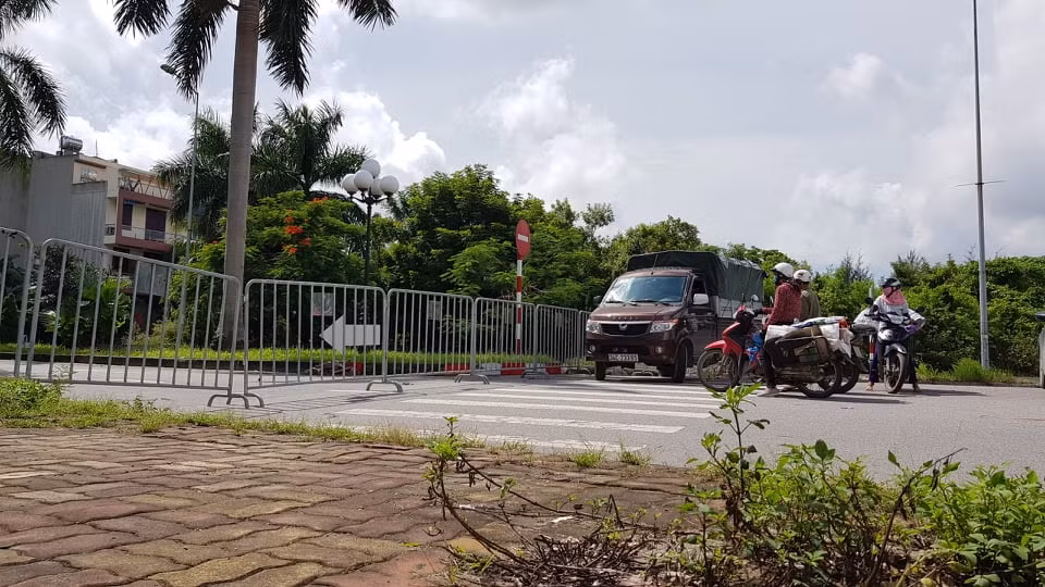 Ngay đường vào chợ Hội Đô cũng bị chặn.