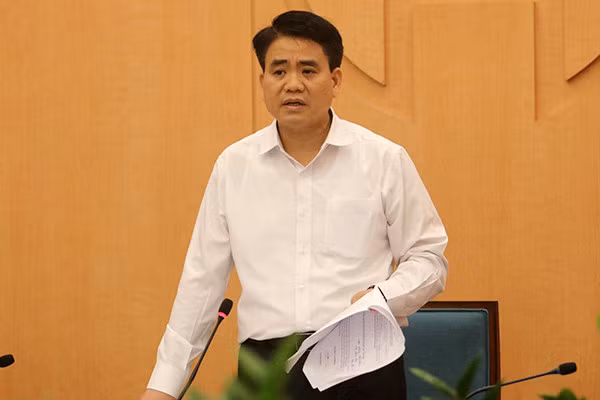 Liên quan đến việc ông Nguyễn Đức Chung - Chủ tịch UBND thành phố Hà Nội bị tạm đình chỉ công tác để xác minh, điều tra làm rõ trách nhiệm có liên quan trong một số vụ án, báo Công an nhân dân dẫn lời thiếu tướng Tô Ân Xô, Chánh Văn phòng, người Phát ngôn Bộ Công an cho biết, theo điều tra ban đầu, ông Nguyễn Đức Chung có liên quan đến 3 vụ án.