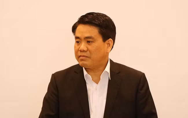 Ông Chung nhấn mạnh: "Dịch bệnh COVID-19 nằm ngoài tất cả những gì chúng ta đã nghĩ và đã được học từ trước đến nay. Cho nên chúng ta cần có cái nhìn thực tiễn hơn, quan sát diễn biến dịch bệnh, nhận rõ và dự báo chính xác các nguy cơ thì mới có hành động đúng được. Còn không đánh giá đúng được tình hình, sai phương pháp thì sẽ phải trả giá bằng sinh mạng người dân".