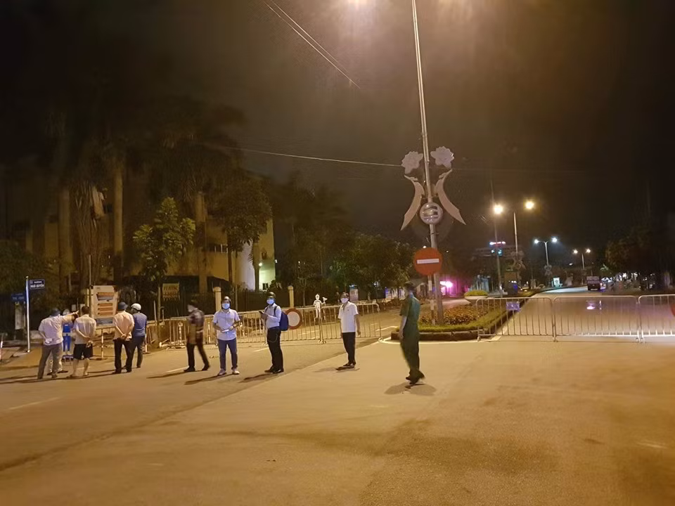 Trước đó, khi phát hiện ca nhiễm thứ 4 liên quan “ổ dịch” tại quán Thế giới bò tươi ở TP Hải Dương, tối ngày 13/8, UBND tỉnh Hải Dương ra CV số 2332/ QĐ-UBND chỉ đạo Thành phố Hải Dương thực hiện cách ly xã hội từ 0 giờ ngày 14/8 đến ngày 28/8.