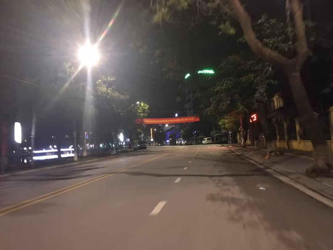 Người dân hạn chế ra khỏi nhà dù chưa đến ngày thực hiện quyết định thiết lập vùng cách ly y tế toàn thành phố ở mức độ cao hơn với các biện pháp quyết liệt của UBND TP.