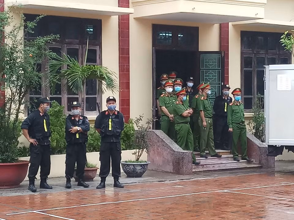 Khoảng gần 100 cán bộ, chiến sĩ công an được huy động để đảm bảo an ninh, trật tự tại phiên tòa.