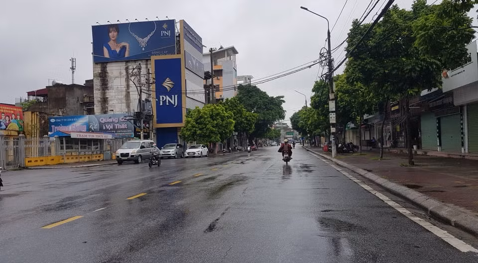 Người dân ra ngoài đường chỉ khi có việc rất cần thiết.