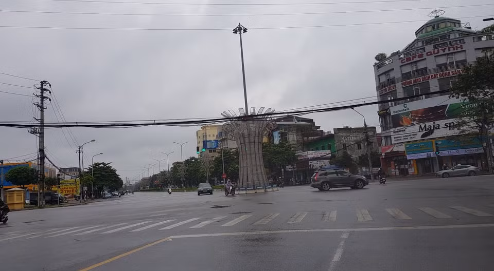 Không chỉ về đêm, ban ngày đường phố cũng thưa thớt người, phương tiện đi lại.