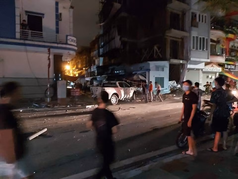 Theo một số người dân chứng kiến sự việc, sự việc xảy vào khoảng 0h30 ngày 19/8. Một ô tô chạy với tốc độ cao đâm liên hoàn vào 2 ô tô đang lưu thông trên đường Tam Bạc, sau đó một chiếc ô tô đâm vào một người phụ nữ đang đi xuống đường khiến người này tử vong tại chỗ. 