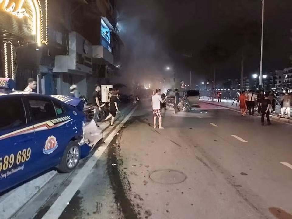 Xe Lexus dam lien hoan o pho di bo Hai Phong, nu cong an tu vong-Hinh-2