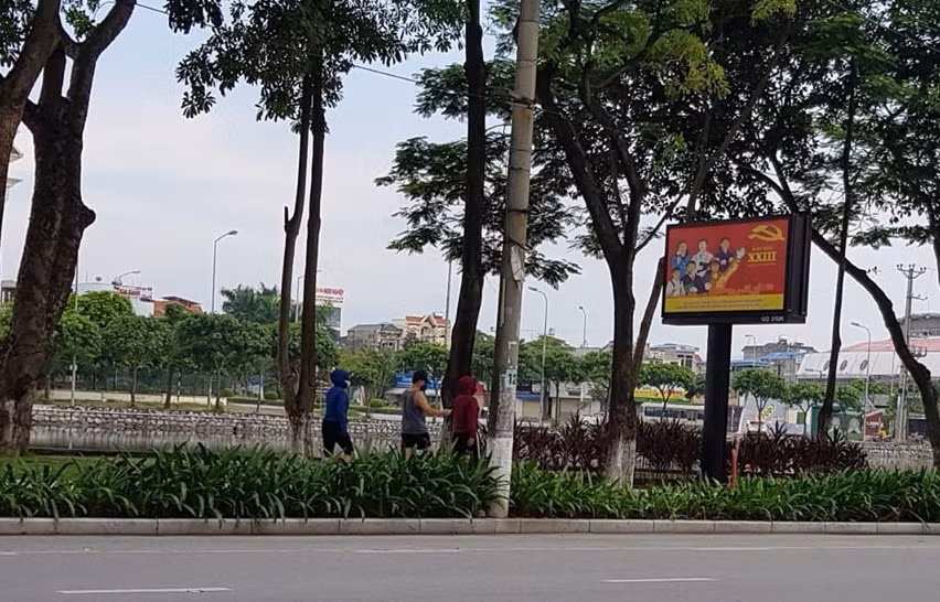 Tuy nhiên, vẫn có một số người ra ngoài đường khi không thật sự cần thiết dù thời gian qua các cơ quan chức năng đã tiến hành xử phạt hàng trăm trường hợp.