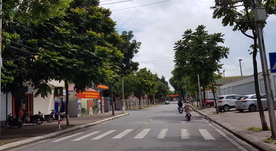 Phố xá vắng lặng trong ngày đầu nâng mức độ cách ly xã hội và ngày thứ 3 cách ly xã hội.