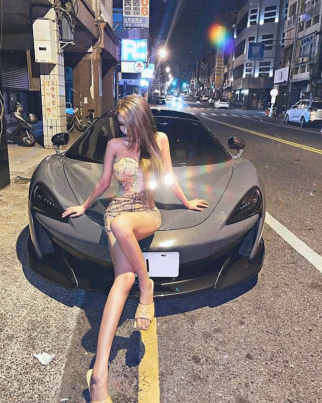 Tuy vậy, Vân Yên cũng hot girl được đánh giá là nổi tiếng đi kèm tai tiếng.