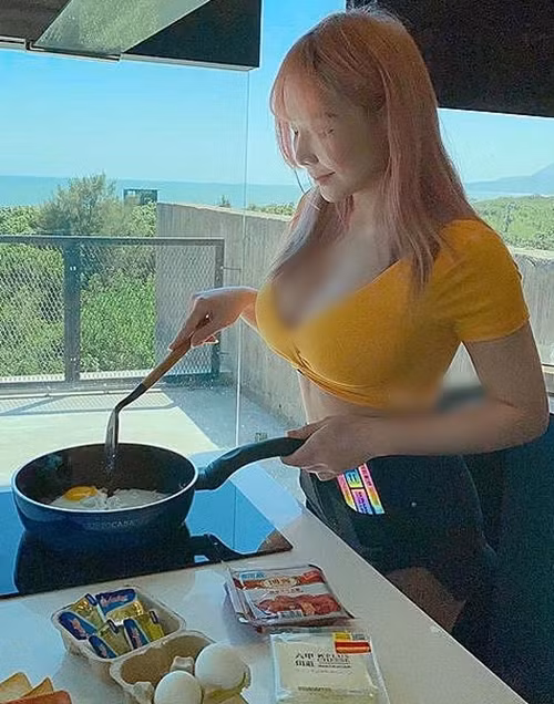 Mới đây, trang IG cá nhân có hơn 1,8 triệu người theo dõi của hot girl Janie Lin lại được dịp bùng nổ khi cô nàng khoe tài nữ công gia chánh, vào bếp nấu ăn. (Nguồn ảnh: IG)