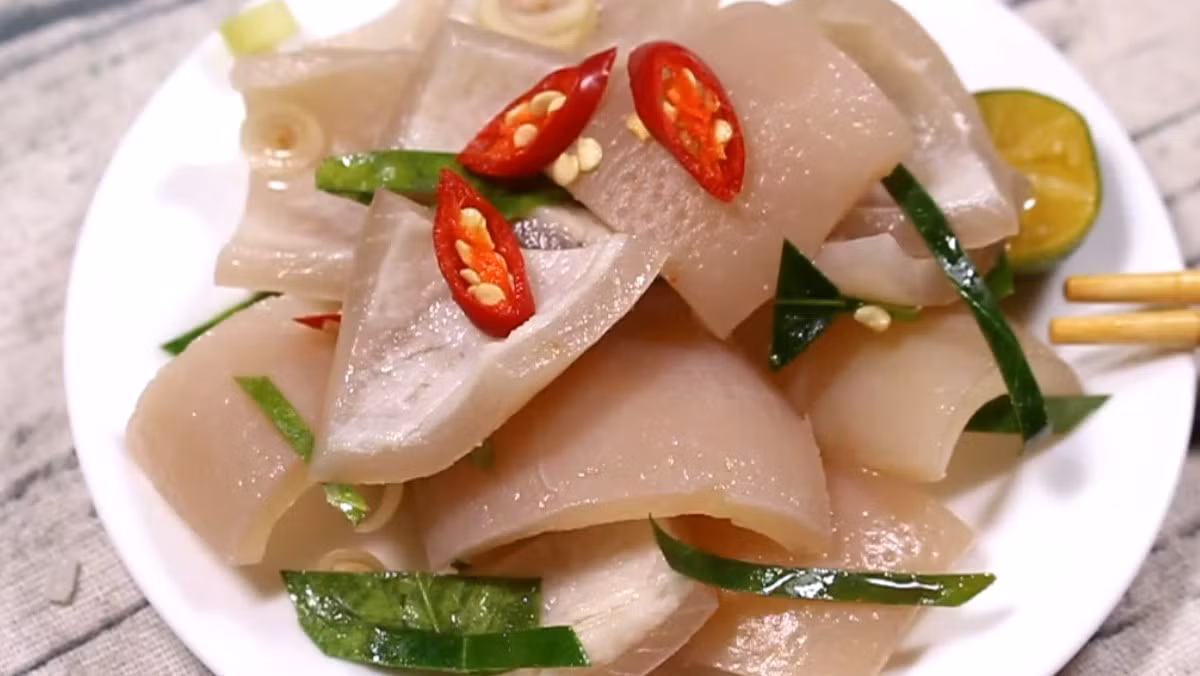 2. Tăng huyết áp Vì bì lợn cũng có chất béo, những người bị xơ vữa động mạch, huyết áp cao không nên ăn, bởi ăn vào dẫn đến hàm lượng mỡ trong máu người quá cao, từ đó làm hẹp lòng mạch và gây rối loạn lưu lượng máu.