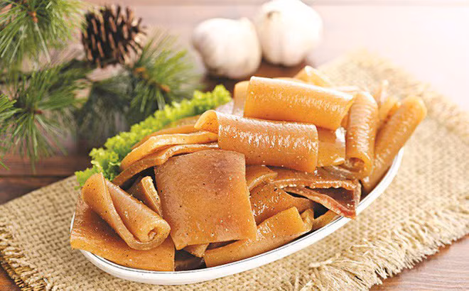Giúp cơ bắp chắc khỏe và xương chắc khỏe cũng là một trong những tác dụng của bì lợn. Bởi bì lợn rất giàu collagen, là dưỡng chất không thể thiếu đối với gân và xương của con người, nó giúp tăng cường cơ bắp và xương, đồng thời thúc đẩy sự phát triển của tóc và móng tay.