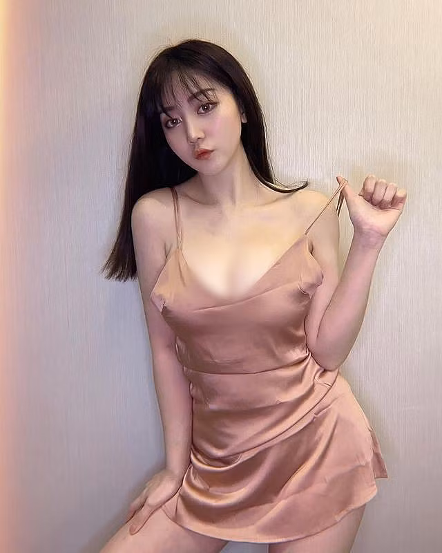 Dạo một vòng quanh trang IG cá nhân của Hạ Nghiên Tâm, có thể nhanh chóng nhận ra cô nàng là người ưa thích phong cách trưởng thành, quyến rũ.