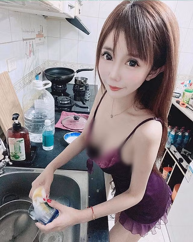 Tuy nhiên, lần mặc đồ tập ngắn và hở xuất hiện tại siêu thị này, Phấn Phấn lại nhận về nhiều chỉ trích.