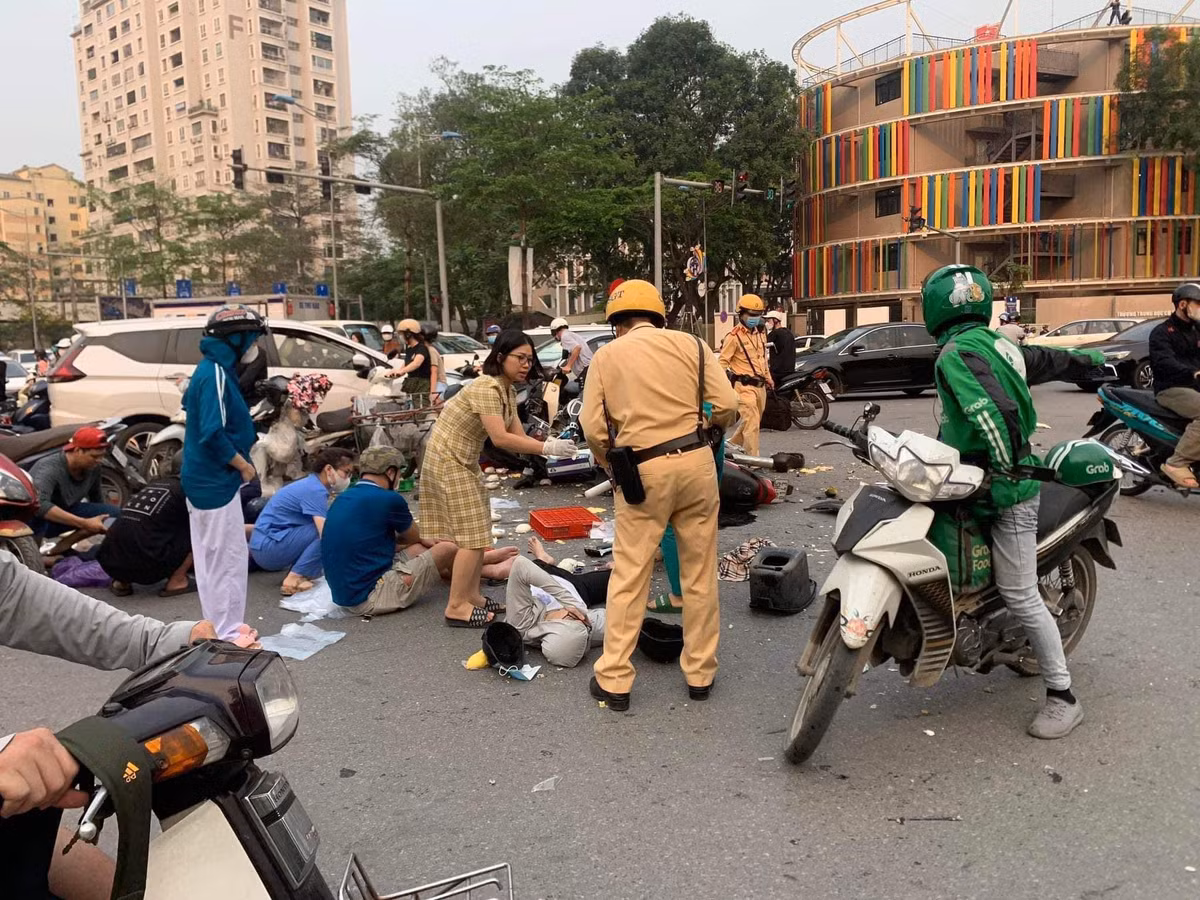 Theo thông tin từ UBND phường Xuân La, quận Tây Hồ, TP Hà Nội, vào khoảng 17h ngày 5/4, tại ngã tư Xuân La - Võ Chí Công xảy ra vụ tai nạn giao thông liên hoàn. 