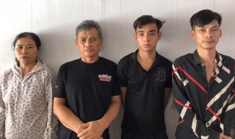  Thiếu nợ tiền ghi đề, nữ giúp việc lập mưu trộm két sắt của chủ nhà: Thiếu nợ tiền ghi đề, bị đòi gắt, Phạm Thị Tứ (SN 1970, quê Thanh Hóa) đã câu kết với một nhóm đối tượng trộm két sắt của ông Phạm Quốc M (SN 1959, ngụ phường 17, quận Gò Vấp, TP HCM), chủ nhà nơi Tứ đang giúp việc. Trong két chứa gần 2 lượng vàng 4 số 9, 100USD, dây chuyền, nhẫn đính hột xoàn, 3 nhẫn vàng 4 số 9 và 3 giấy chứng nhận quyền sở hữu đất cùng số tiền mặt là 104 triệu đồng. Ngày 25/5/2022, Công an quận Gò Vấp đã bắt giữ nhóm đối tượng này. 