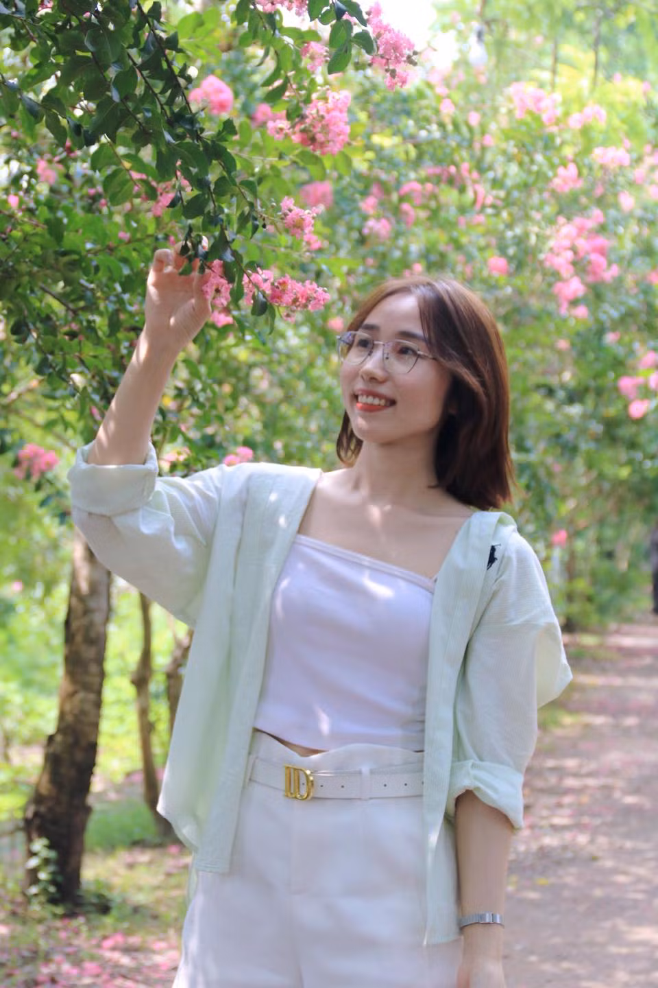 Đến chụp ảnh tại con đường hoa này, du khách còn có thể sử dụng đa dạng các dịch vụ như: Cho thuê trang phục, đạo cụ và phương tiện di chuyển với giá dao động từ 20.000-50.000 đồng. Thậm chí, địa điểm này còn có sẵn các nhiếp ảnh gia, nếu du khách có nhu cầu thuê chụp.