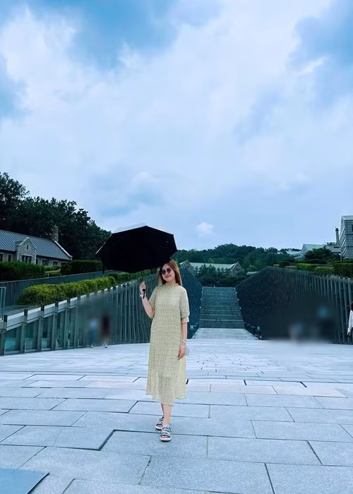 Gia đình Thiện Nhân khẳng định họ không phản đối việc nữ ca sĩ yêu đồng giới, sẽ ủng hộ nếu cả hai yêu thương thật lòng. Tuy nhiên, anh chị Thiện Nhân cho biết, N.T không thực hiện đúng những gì hứa với gia đình. Bất chấp lời tố của gia đình, Thiện Nhân vẫn gắn bó với N.T.