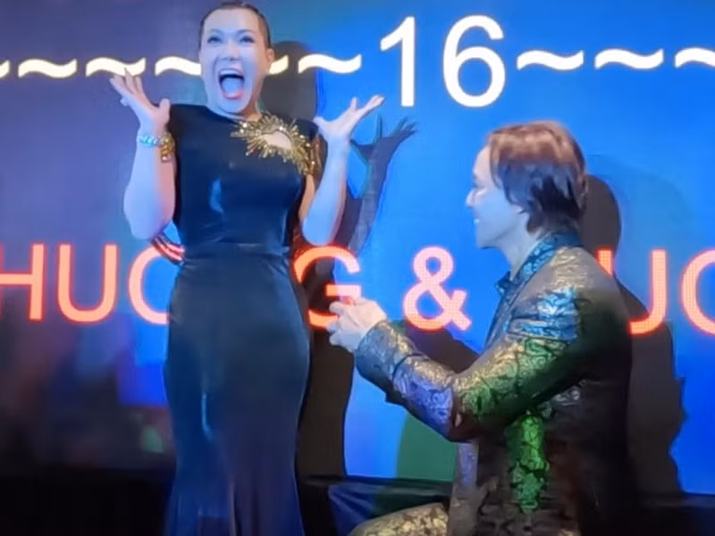  Việt Hương - Hoài Phương vừa kỷ niệm 16 năm kết hôn. Trong bữa tiệc, Hoài Phương quỳ gối tặng nhẫn cho Việt Hương. Ảnh: Yeah1