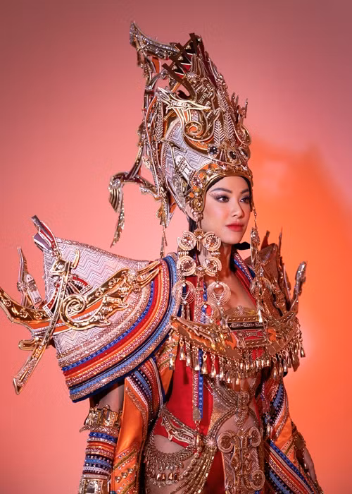 Theo Lao động, bộ trang phục lấy ý tưởng từ câu chuyện về tổ tiên của người Việt khi xưa đã cùng nhau chiến đấu, sinh sống, xây dựng và bảo vệ lãnh thổ Việt Nam, các thế hệ đồng hành cùng nhau vững chí sản xuất và lao động để kiến tạo cuộc sống ấm no.