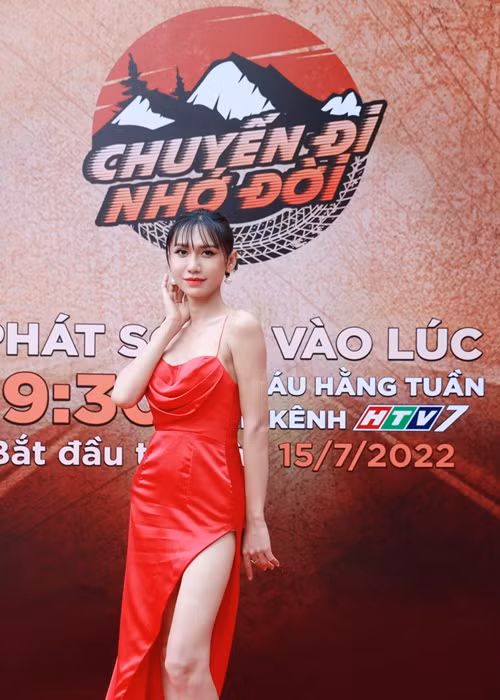 Lynk Lee khoe đôi chân thon gọn với váy áo xẻ đùi cao.