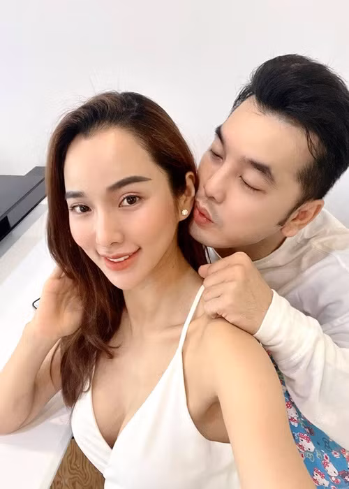 "Lần nào gặp con riêng của tôi, anh cũng đều hôn lên trán vì con dù đã 12-13 tuổi nhưng vẫn thích được hôn. Anh Phúc hiểu tâm lý đó", Kim Cương chia sẻ.