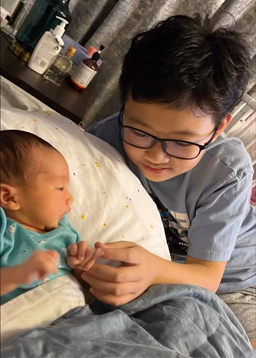 Bé Vừng được xem là bản sao nhí của anh trai.