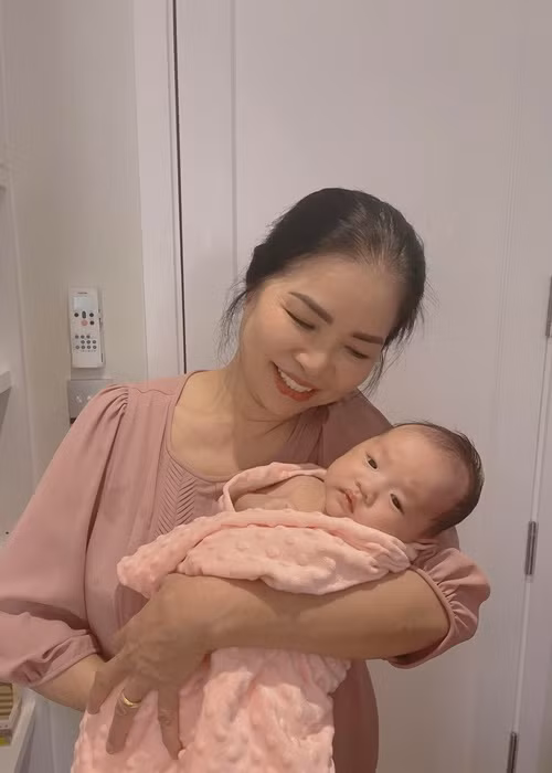 Vân Hugo được mẹ đẻ hỗ trợ việc chăm sóc con gái.