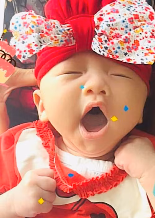 Vân Hugo cảm ơn con gái vì khiến cô được trải nghiệm niềm hạnh phúc thiêng liêng thêm một lần nữa, cũng như khiến cô từ một người tưởng chừng luôn cứng cáp, mạnh mẽ trở nên nữ tính, mềm mỏng hơn.