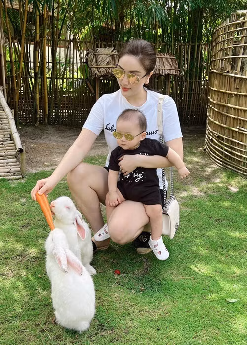 Con trai Bảo Thy bụ bẫm, có nhiều biểu cảm đáng yêu.