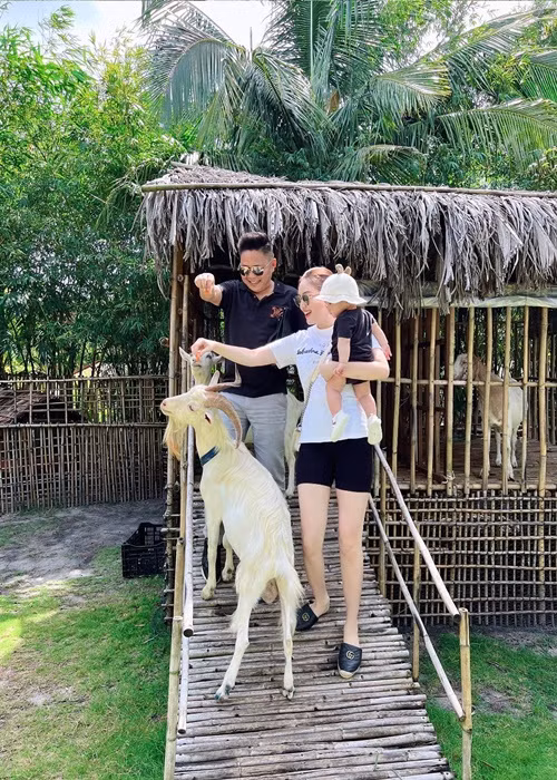 Tháng 11/2021, Bảo Thy sinh con trai đầu lòng. Nữ ca sĩ giấu chuyện mang bầu cho đến ngày con chào đời.