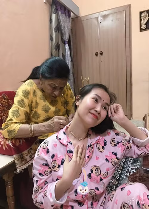 Nữ ca sĩ được mẹ chồng tặng vàng.