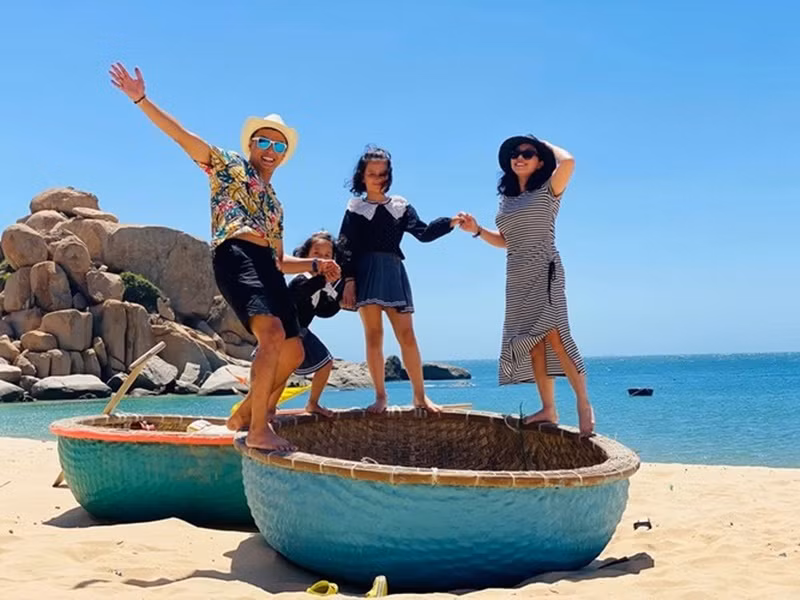 Hồng Đăng còn chiều chuộng hai con gái. Vào thời gian rảnh, nam diễn viên thường sắp xếp để đưa vợ con đi chơi xa. Ảnh: FBNV