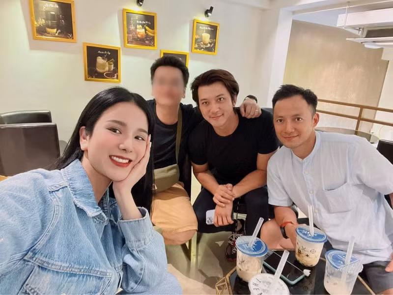 Rời showbiz, nam rapper thi thoảng vẫn gặp gỡ bạn bè.
