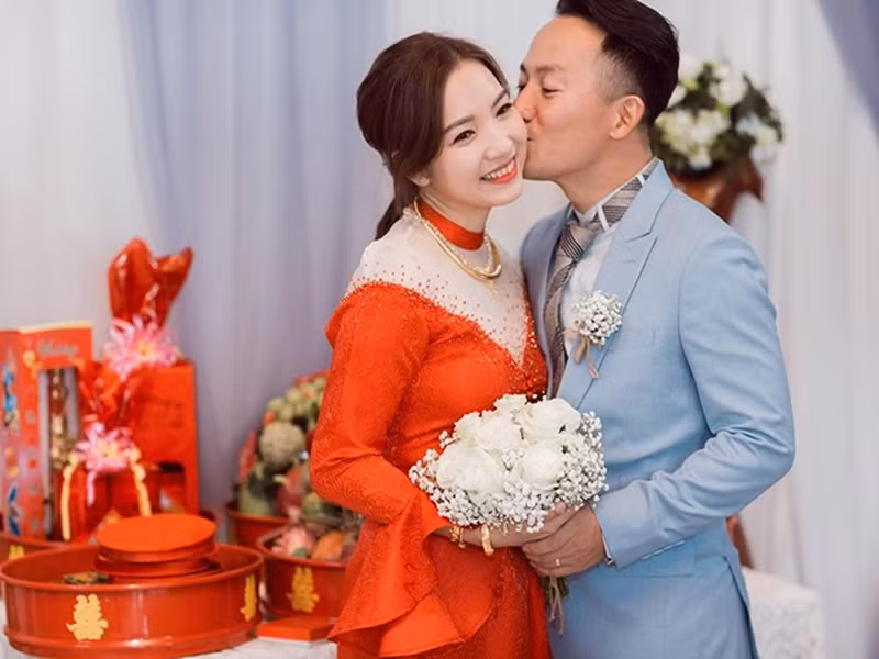  Rapper Tiến Đạt bí mật hẹn hò Thụy Vy - một cô gái làm ngành truyền thông. Đám cưới của cặp đôi diễn ra vào tháng 12/2018.