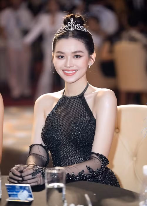 Sau đám cưới, Tường San vẫn kiệm lời về cuộc sống hôn nhân. Trên trang cá nhân, nàng á hậu sinh năm 2000 chỉ chia sẻ hình ảnh giấu mặt chồng và con đầu lòng. Ảnh: FBNV