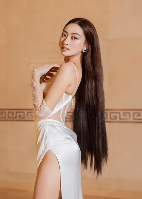 Nàng hoa hậu tiết lộ tiêu chuẩn chọn bạn trai: “Tôi nghĩ bạn ấy trước hết phải có học thức, ít nhất bằng tôi, hoặc hơn. Người ấy cũng phải cao hơn tôi một chút và vui tính nữa thì càng tốt”. Ảnh: FBNV