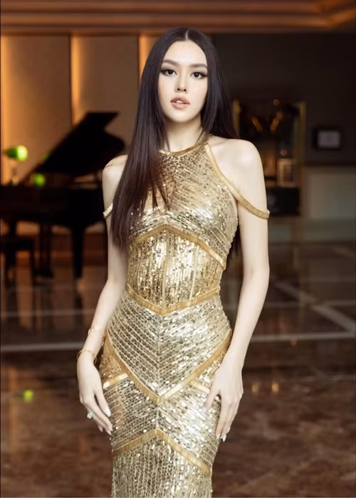 Cuối tháng 11/2020, Tường San kết hôn. Ông xã của cô sinh năm 1991, hơn người đẹp 9 tuổi. Cả hai hẹn hò được khoảng 1 năm trước khi quyết định về chung một nhà. Ảnh: FBNV