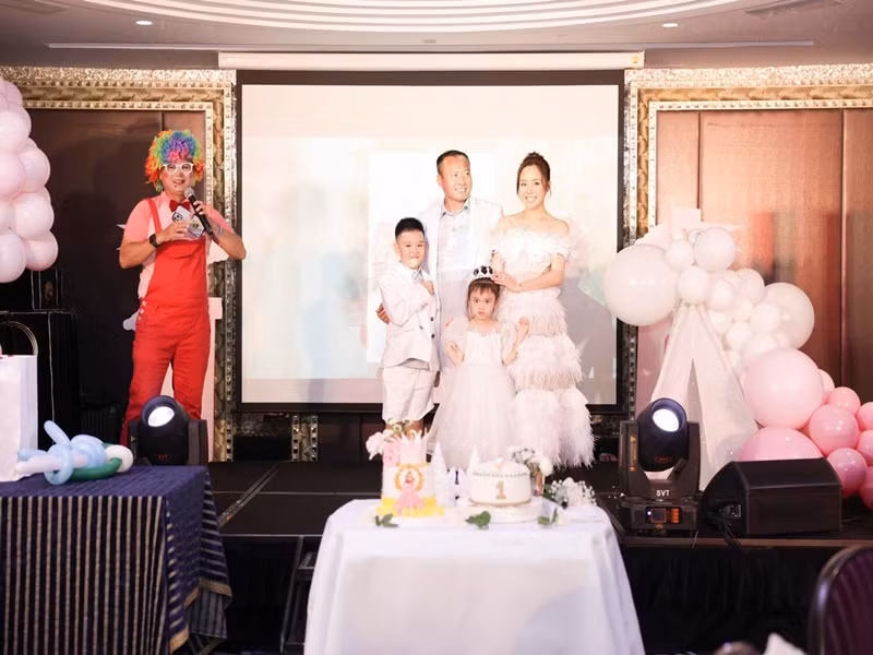 Vy Oanh mời không ít nghệ sĩ Việt tham dự tiệc sinh nhật của hai con gái.