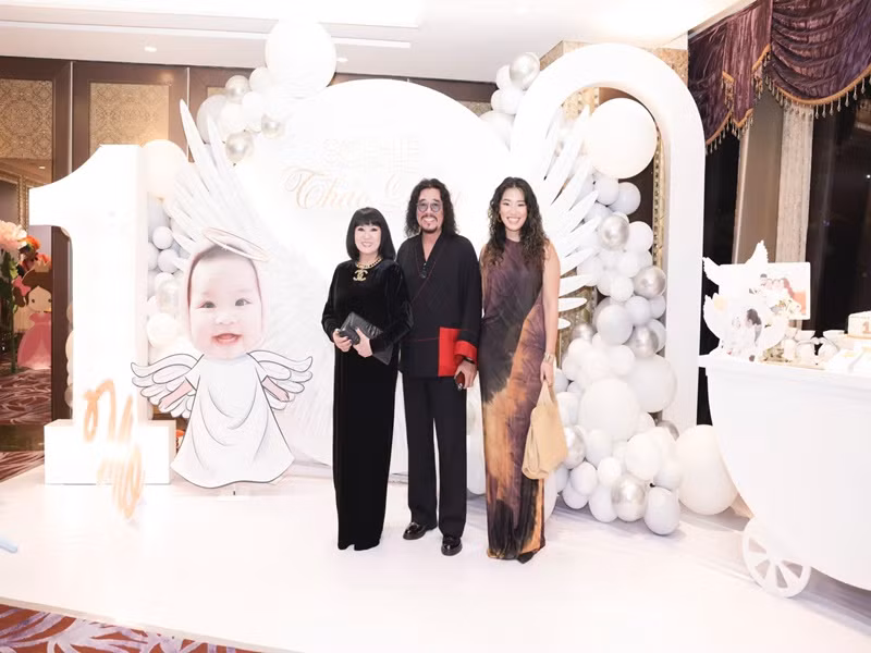 Vợ chồng Cẩm Vân - Khắc Triệu cùng cô con gái Cece Trương đến mừng hai con gái của Vy Oanh đón tuổi mới.