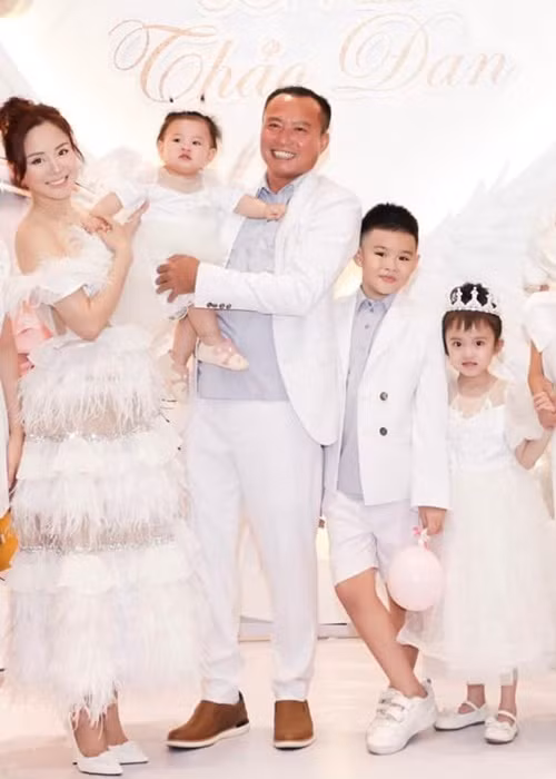 Vy Oanh tổ chức tiệc sinh nhật hoành tráng cho hai con gái Vy Oanh to chuc tiec sinh nhat hoanh trang cho hai con gai