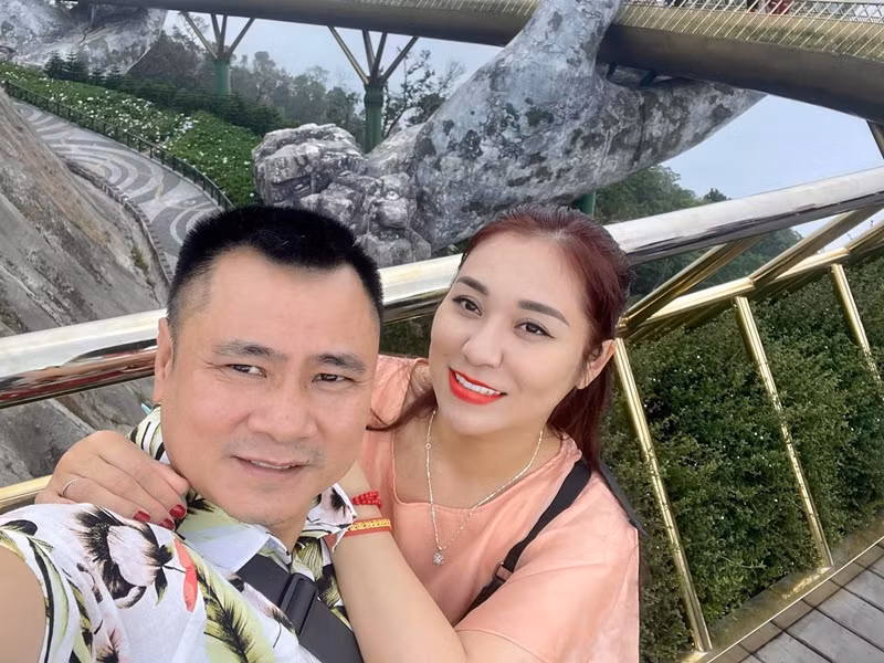 Minh Nguyệt không quản lý chuyện tiền nong của chồng nhưng Tự Long chủ động đưa tất cả thẻ ngân hàng, tiền lương hàng tháng cho bà xã.