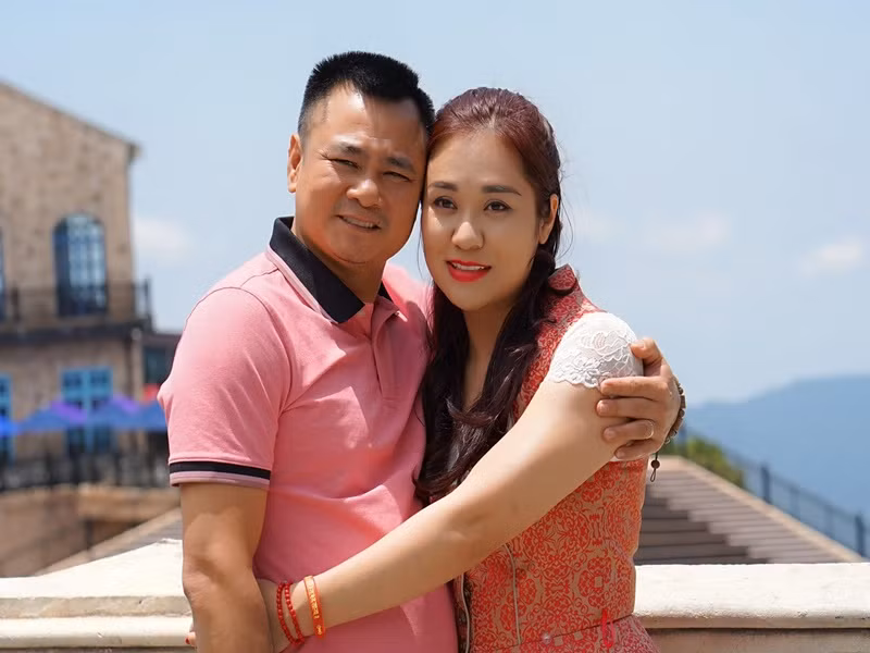 Tự Long không ít lần bày tỏ niềm hạnh phúc khi có một người vợ tâm lý, đảm đang.