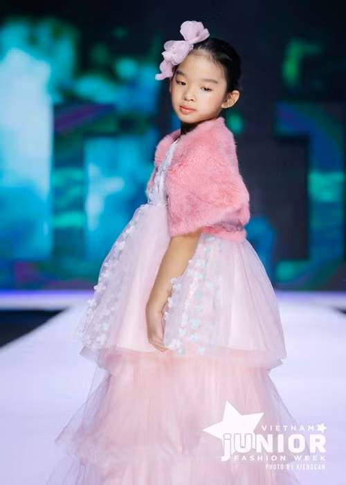 Bé Thỏ dành rất nhiều tình cảm yêu thương cho mẹ. Cô nhóc ủng hộ mẹ kết hôn với người chồng hiện tại là đạo diễn Nguyễn Ngọc Lâm.